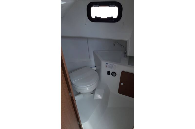 Jeanneau Merry Fisher 795 Sport - toilet compartment Jeanneau Merry Fisher 795 Sport - Series 2