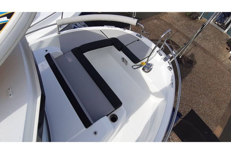 Jeanneau Merry Fisher 796 Sport - cushioned bow seating Jeanneau Merry Fisher 795 Sport - Series 2