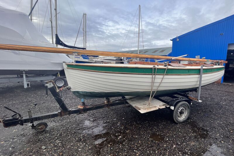 Jilly-Bee-with-trailer-4 Clinker Sailing dayboat 