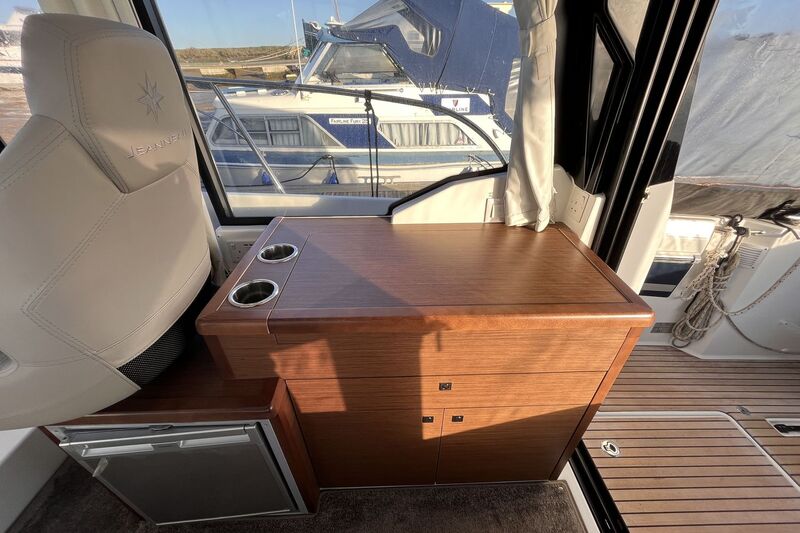 Merry-Fisher-895 -offshore-galley-top Jeanneau  Merry Fisher 895 Offshore