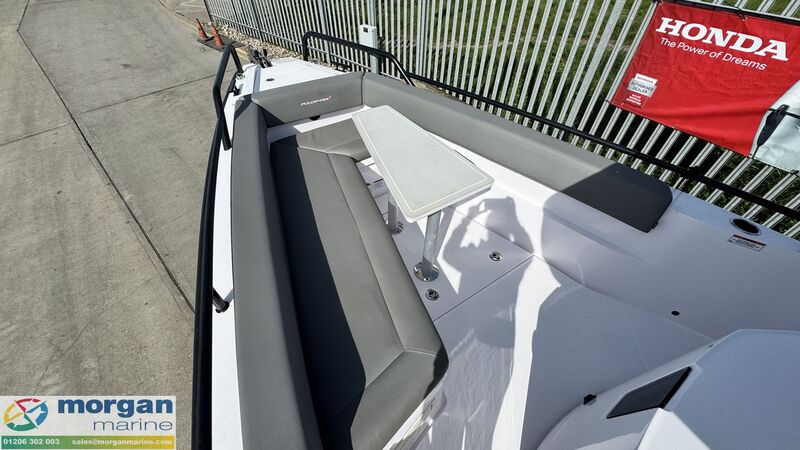  Axopar  28 Cabin