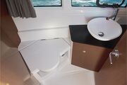 Jeanneau Merry Fisher 895 - toilet and shower compartment Jeanneau Merry Fisher 895 Offshore