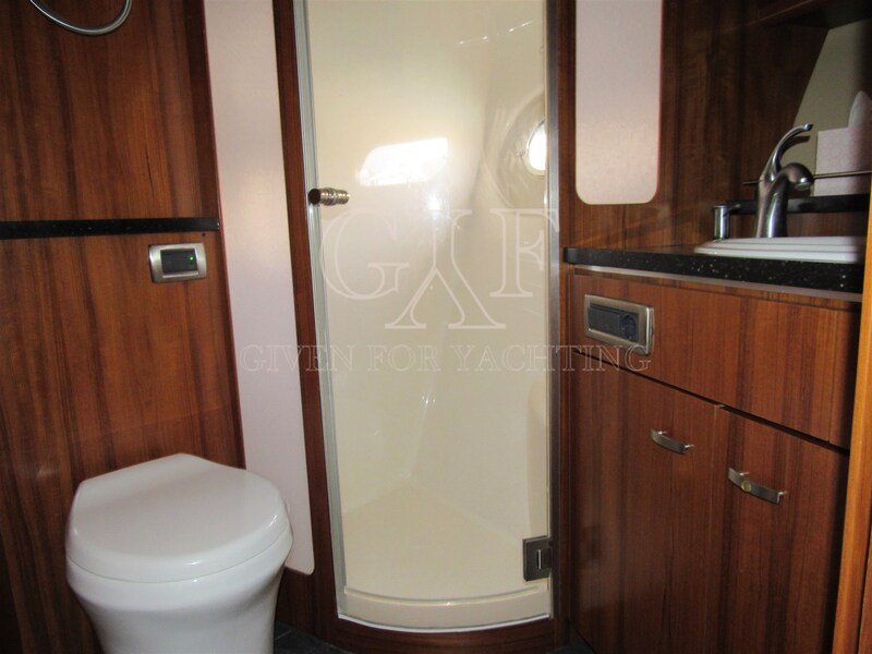 Tiara 5800 Sovran, bathroom Tiara Yachts 5800 Sovran