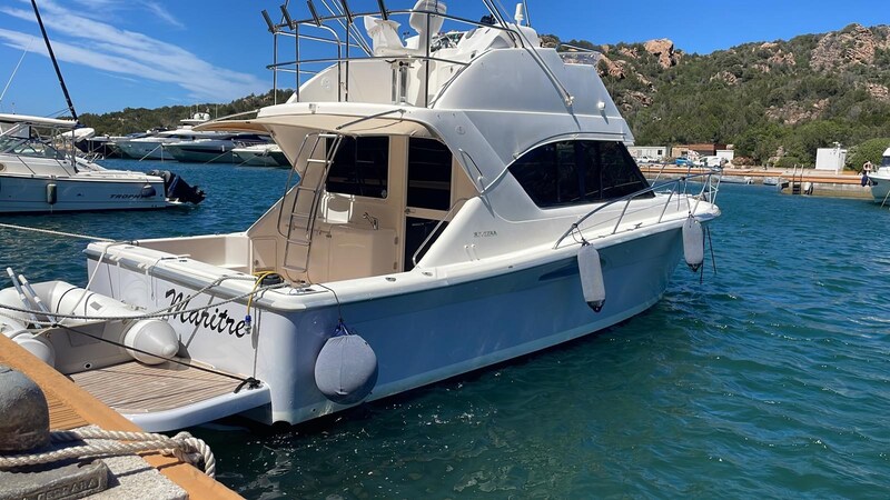 Riviera 33 fly exterior Riviera Marine 33 Flybridge