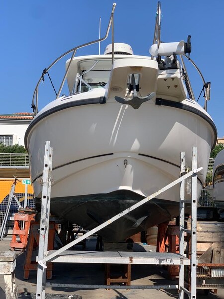 Boston 28 Outrage hull view Boston Whaler OUTRAGE 28