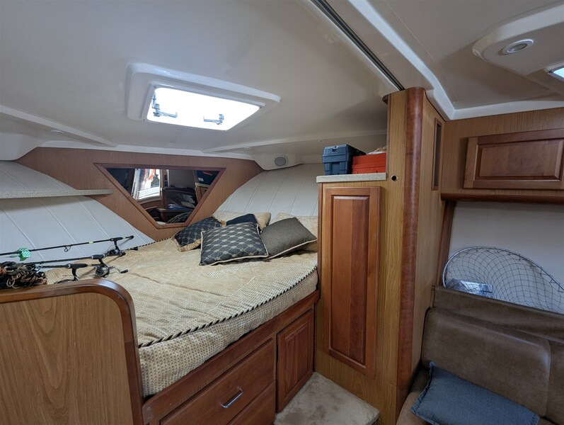 Luhrs 36 Open fwd berth Luhrs LUHRS 36 OPEN