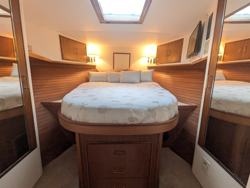 Davis 47 master cabin Davis Yacht DAVIS 47 SPORTFISHERMAN