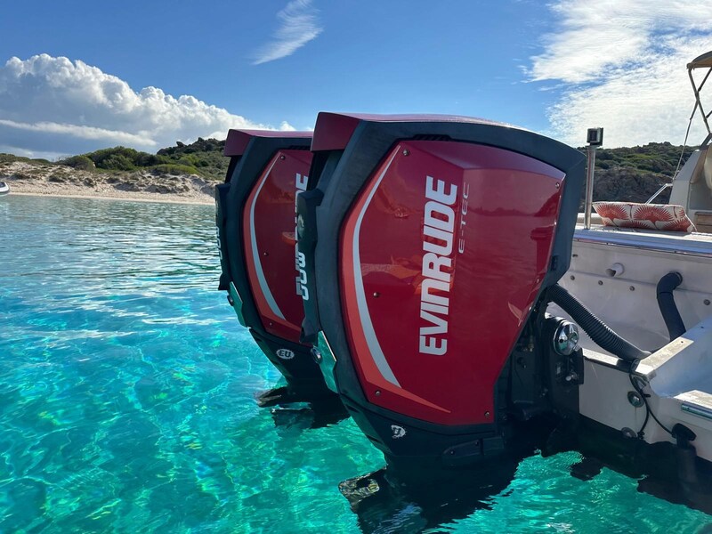 Boston Whaler 25 Revenge wa.jpg Boston Whaler 25 REVENGE