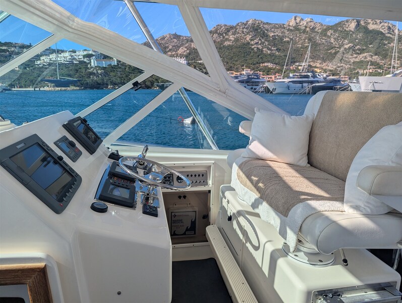 Cabo 38 Express helm station Cabo 38' Express