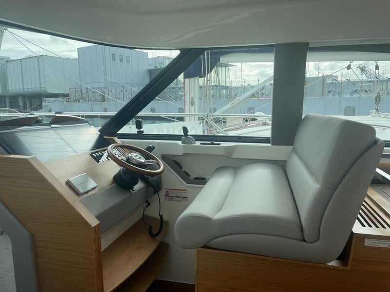 {I} Helm station Tiara Yachts 44 Coupe