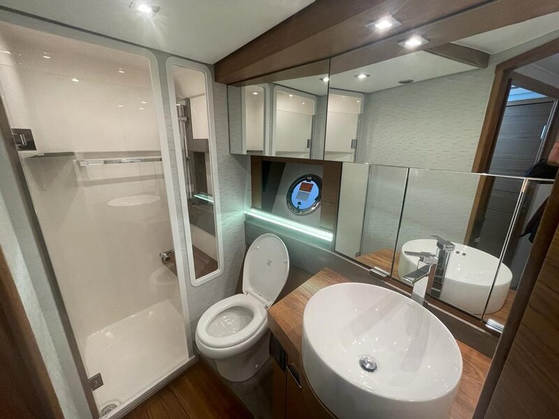 {I} Bathroom Tiara Yachts 44 Coupe
