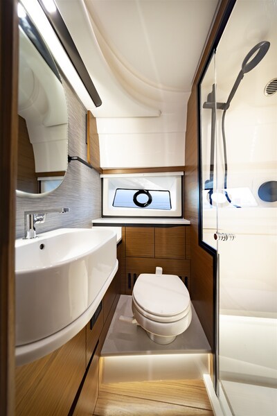 {I} Bathroom Tiara Yachts 39LE