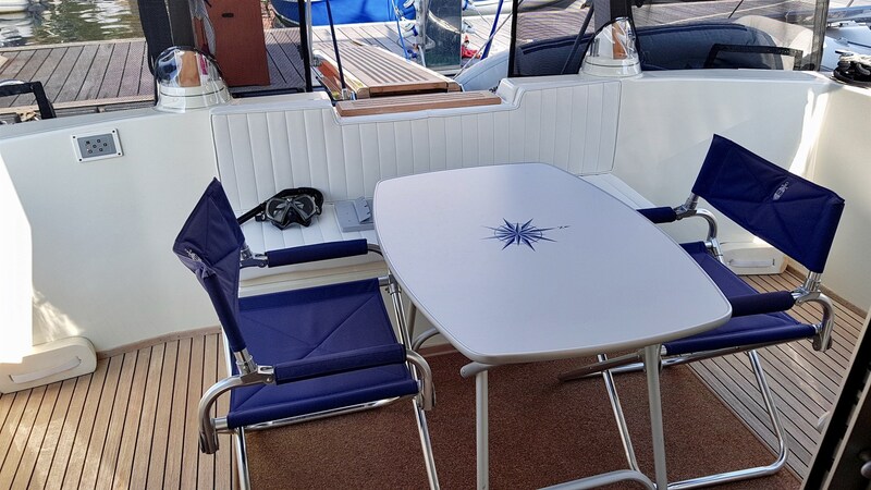 Cockpit table Azimut AZ 35