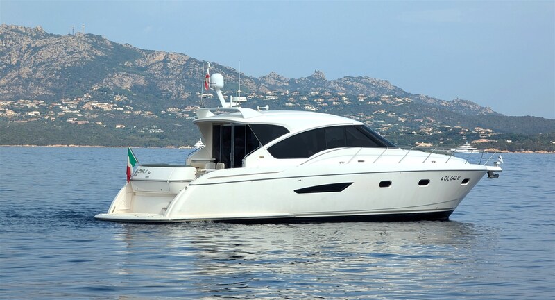 Profile Tiara Yachts 5800 Sovran