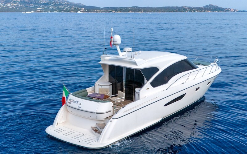 Stern view Tiara Yachts 5800 Sovran