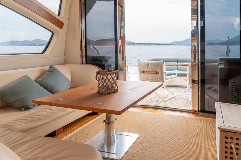 {I} Salon view Tiara Yachts 5800 Sovran