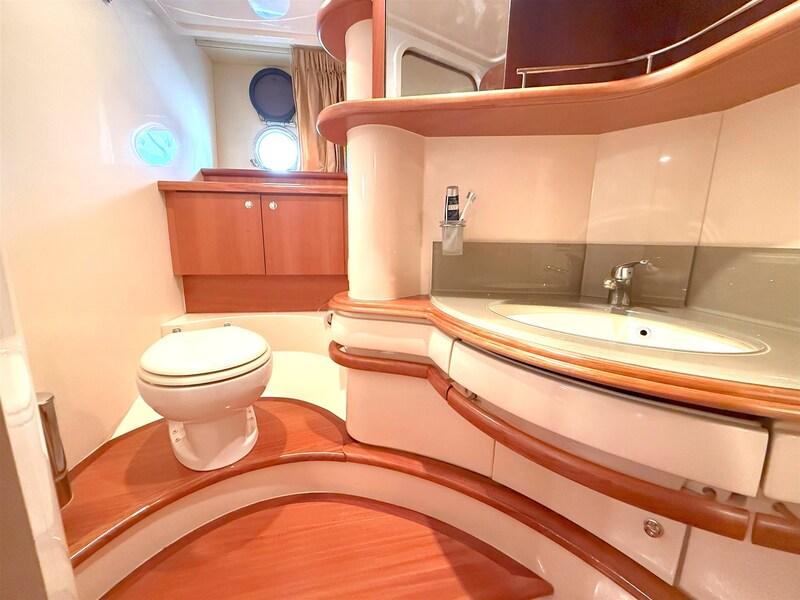 {I}Guest Head Azimut 55 Flybridge