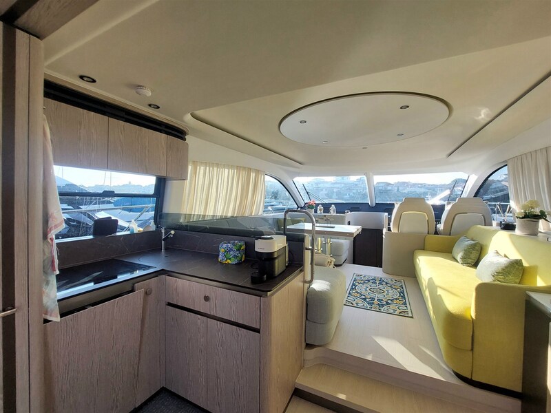 {I} Salon Azimut 53 Flybridge
