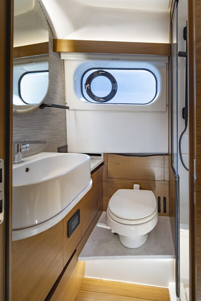 {I} Bathroom Tiara Yachts 46LS