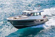 Tiara EX54 running Tiara Yachts EX 54