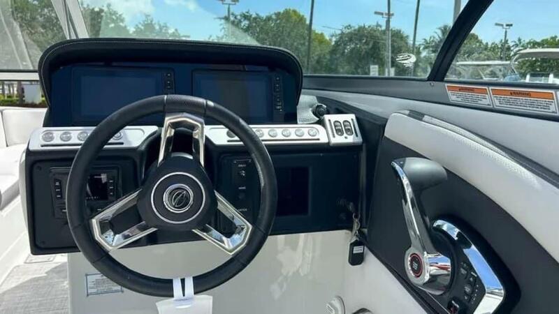  Crownline E290 XS