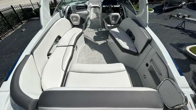  Crownline E290 XS